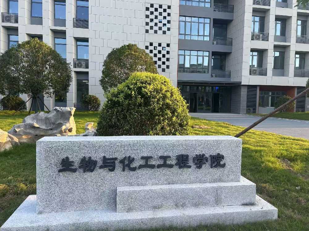 琼山区扬州职业大学体育场高杆灯项目